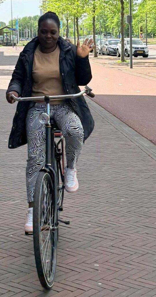 Lydia is de eerste stagiair van The Cora Project die een fiets ontving